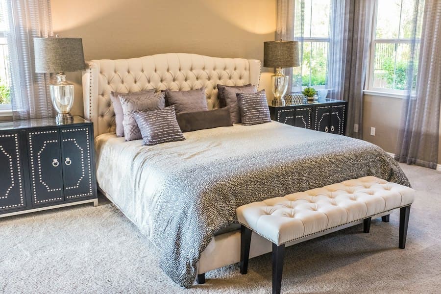 A beautifully furnished bedroom
